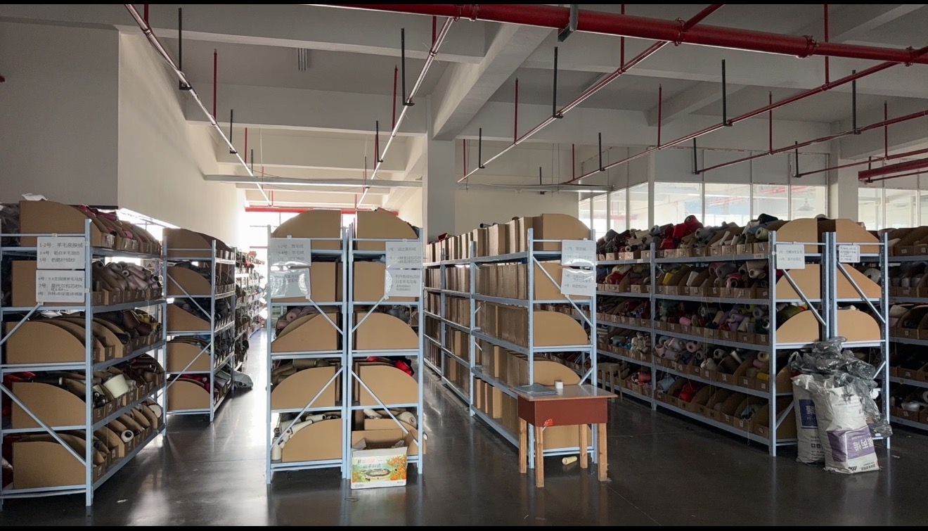 Yarn warehouse with certified cashmere, merino & organic cotton yarn cones